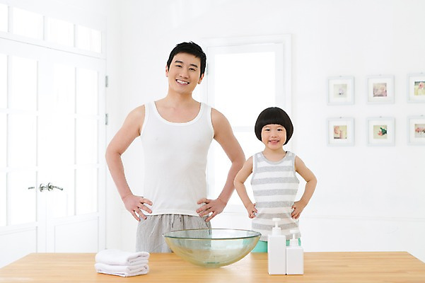 포토 JPG 스튜디오촬영 라이프스타일 남자 아들 어린이 허리손 액자 창문 가족 함께함 실내 미소 웃음 사람 동양인 소년 상반신 성인 두명 앞모습 30대 부모 수건 민소매 유치원생 한국인 욕실 자녀 가족라이프 아빠 세면대 화장실 샴푸 린스 부자지간 남자만 국내포토 뷰포인트 포즈 컨셉 상의 관계 표정 인종 내부 생활 장년 위생용품 파일형식