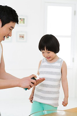 포토 JPG 스튜디오촬영 라이프스타일 남자 아들 어린이 액자 창문 가족 함께함 실내 미소 웃음 들기 사람 동양인 소년 상반신 성인 두명 옆모습 30대 부모 민소매 유치원생 거품 한국인 욕실 자녀 가족라이프 아빠 화장실 면도 면도크림 부자지간 남자만 국내포토 뷰포인트 컨셉 상의 관계 모션 표정 인종 내부 생활 장년 위생용품 파일형식