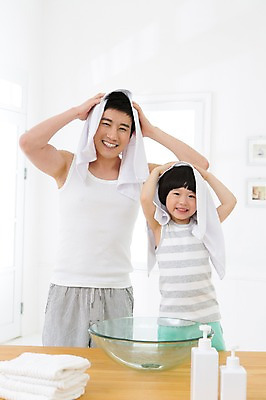 포토 JPG 스튜디오촬영 라이프스타일 남자 아들 어린이 액자 창문 가족 함께함 실내 미소 웃음 사람 동양인 소년 상반신 성인 두명 앞모습 30대 부모 수건 민소매 목욕 유치원생 한국인 욕실 자녀 가족라이프 아빠 세면대 화장실 샴푸 린스 부자지간 남자만 국내포토 뷰포인트 컨셉 상의 관계 표정 인종 내부 생활 장년 위생용품 청결 파일형식