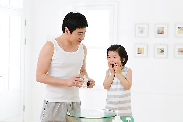 포토 JPG 스튜디오촬영 라이프스타일 남자 아들 어린이 액자 창문 가족 함께함 실내 미소 웃음 사람 동양인 소년 상반신 성인 두명 앞모습 30대 부모 민소매 놀람 화장품 유치원생 한국인 욕실 자녀 가족라이프 아빠 세수 세면대 화장실 스킨 로션 부자지간 남자만 국내포토 감정 뷰포인트 컨셉 상의 관계 표정 인종 내부 생활 장년 뷰티 청결 파일형식