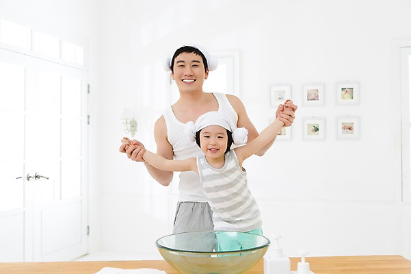 포토 JPG 스튜디오촬영 라이프스타일 남자 아들 어린이 액자 창문 가족 함께함 실내 미소 웃음 사람 동양인 소년 상반신 성인 두명 앞모습 30대 부모 수건 민소매 유치원생 한국인 욕실 자녀 가족라이프 아빠 세면대 화장실 샴푸 린스 양머리 부자지간 남자만 국내포토 뷰포인트 컨셉 상의 관계 표정 인종 내부 생활 장년 위생용품 파일형식