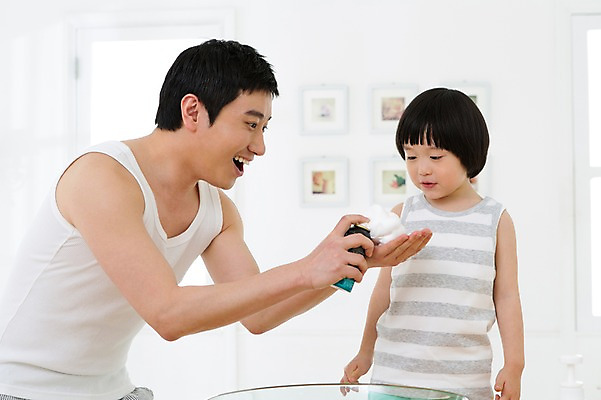 포토 JPG 스튜디오촬영 라이프스타일 남자 아들 어린이 액자 창문 가족 함께함 실내 미소 웃음 들기 사람 동양인 소년 상반신 성인 두명 옆모습 30대 부모 민소매 유치원생 거품 한국인 욕실 자녀 가족라이프 아빠 화장실 면도 면도크림 부자지간 남자만 국내포토 뷰포인트 컨셉 상의 관계 모션 표정 인종 내부 생활 장년 위생용품 파일형식