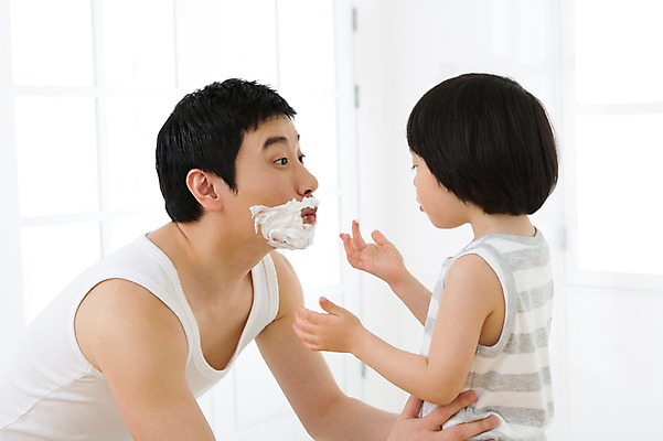 포토 JPG 스튜디오촬영 라이프스타일 남자 아들 어린이 장난 창문 가족 함께함 실내 사람 동양인 소년 상반신 성인 두명 옆모습 30대 부모 민소매 마주보기 유치원생 거품 한국인 욕실 자녀 가족라이프 아빠 화장실 바르기 면도 면도크림 부자지간 남자만 국내포토 뷰포인트 컨셉 상의 관계 모션 인종 내부 생활 장년 위생용품 파일형식