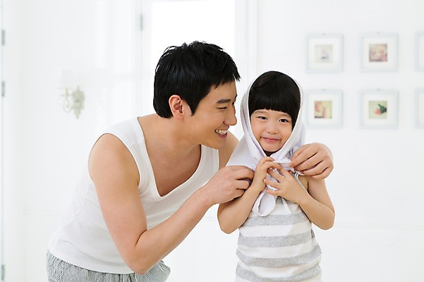 포토 JPG 스튜디오촬영 라이프스타일 남자 아들 어린이 액자 장난 창문 가족 함께함 실내 미소 웃음 사람 동양인 소년 상반신 성인 두명 앞모습 30대 부모 수건 민소매 유치원생 한국인 욕실 자녀 가족라이프 아빠 화장실 부자지간 남자만 국내포토 뷰포인트 컨셉 상의 관계 표정 인종 내부 생활 장년 위생용품 파일형식