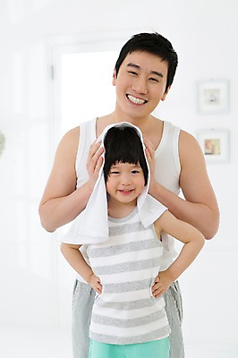 포토 JPG 스튜디오촬영 라이프스타일 남자 아들 어린이 가족 함께함 실내 미소 웃음 사람 동양인 소년 상반신 성인 두명 앞모습 30대 부모 수건 민소매 목욕 유치원생 한국인 욕실 자녀 가족라이프 아빠 화장실 부자지간 남자만 국내포토 뷰포인트 컨셉 상의 관계 표정 인종 내부 생활 장년 위생용품 청결 파일형식