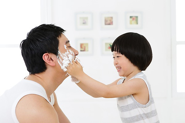 포토 JPG 스튜디오촬영 라이프스타일 남자 아들 어린이 액자 장난 창문 가족 함께함 실내 미소 웃음 사람 동양인 소년 상반신 성인 두명 옆모습 30대 부모 민소매 마주보기 유치원생 거품 한국인 욕실 자녀 가족라이프 아빠 화장실 바르기 면도 면도크림 부자지간 남자만 국내포토 뷰포인트 컨셉 상의 관계 모션 표정 인종 내부 생활 장년 위생용품 파일형식