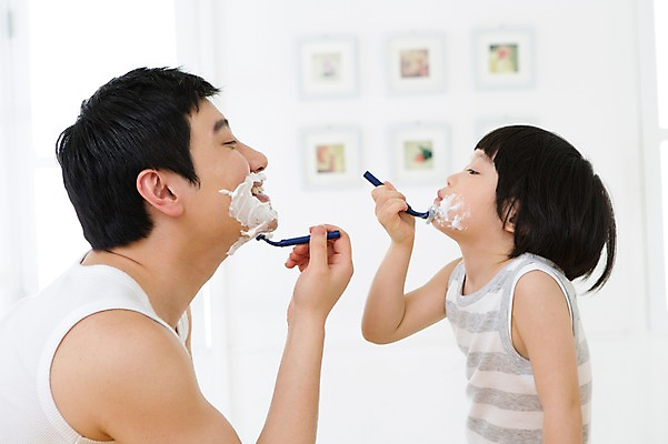 포토 JPG 스튜디오촬영 라이프스타일 남자 아들 어린이 가족 함께함 실내 들기 사람 동양인 소년 상반신 성인 두명 옆모습 30대 부모 민소매 마주보기 유치원생 거품 한국인 욕실 자녀 가족라이프 아빠 화장실 면도 면도기 면도크림 부자지간 남자만 국내포토 뷰포인트 컨셉 상의 관계 모션 인종 내부 생활 장년 위생용품 파일형식