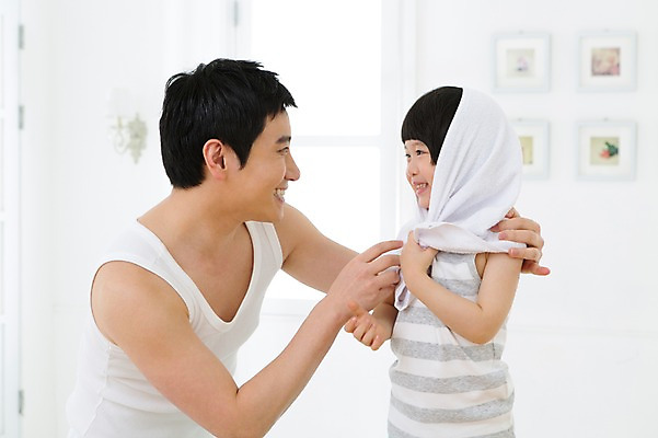 포토 JPG 스튜디오촬영 라이프스타일 남자 아들 어린이 액자 장난 창문 가족 함께함 실내 미소 웃음 사람 동양인 소년 상반신 성인 두명 옆모습 30대 부모 수건 민소매 마주보기 유치원생 한국인 욕실 자녀 가족라이프 아빠 화장실 부자지간 남자만 국내포토 뷰포인트 컨셉 상의 관계 모션 표정 인종 내부 생활 장년 위생용품 파일형식