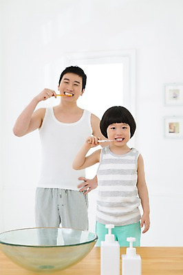 포토 JPG 스튜디오촬영 라이프스타일 남자 아들 어린이 액자 창문 가족 함께함 실내 서기 미소 웃음 들기 사람 동양인 소년 상반신 성인 두명 앞모습 30대 부모 민소매 유치원생 한국인 욕실 양치 자녀 가족라이프 아빠 칫솔 세면대 화장실 샴푸 린스 부자지간 남자만 국내포토 뷰포인트 컨셉 상의 관계 모션 표정 인종 내부 생활 장년 위생용품 청결 파일형식