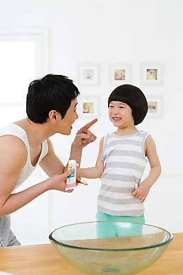 포토 JPG 스튜디오촬영 라이프스타일 남자 아들 어린이 액자 장난 창문 가족 함께함 실내 서기 미소 웃음 들기 사람 동양인 소년 상반신 성인 두명 옆모습 30대 부모 민소매 유치원생 한국인 욕실 양치 자녀 가족라이프 아빠 칫솔 세면대 화장실 치약 부자지간 남자만 국내포토 뷰포인트 컨셉 상의 관계 모션 표정 인종 내부 생활 장년 위생용품 청결 파일형식