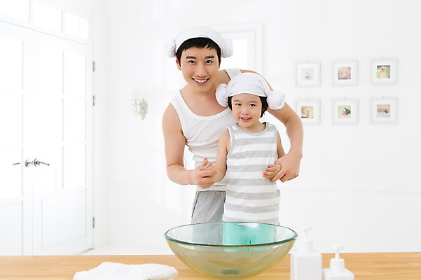 포토 JPG 스튜디오촬영 라이프스타일 남자 아들 어린이 액자 창문 가족 함께함 실내 미소 웃음 사람 동양인 소년 상반신 성인 두명 앞모습 30대 부모 수건 민소매 유치원생 한국인 욕실 자녀 가족라이프 아빠 세면대 화장실 양머리 부자지간 남자만 국내포토 뷰포인트 컨셉 상의 관계 표정 인종 내부 생활 장년 위생용품 파일형식