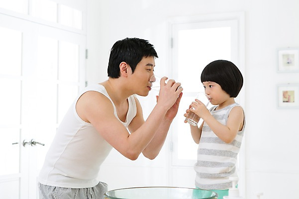 포토 JPG 스튜디오촬영 라이프스타일 남자 아들 어린이 액자 창문 가족 함께함 실내 들기 사람 동양인 소년 상반신 성인 두명 옆모습 컵 물 30대 부모 민소매 마주보기 유치원생 한국인 욕실 마시기 양치 자녀 가족라이프 아빠 씻기 세면대 화장실 부자지간 남자만 국내포토 자연요소 식기 뷰포인트 컨셉 상의 관계 모션 인종 내부 생활 장년 청결 파일형식