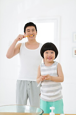 포토 JPG 스튜디오촬영 라이프스타일 남자 아들 어린이 창문 가족 함께함 실내 서기 미소 웃음 들기 사람 동양인 소년 상반신 성인 두명 앞모습 30대 부모 민소매 유치원생 한국인 욕실 양치 자녀 가족라이프 아빠 칫솔 세면대 화장실 부자지간 남자만 국내포토 뷰포인트 컨셉 상의 관계 모션 표정 인종 내부 생활 장년 위생용품 청결 파일형식