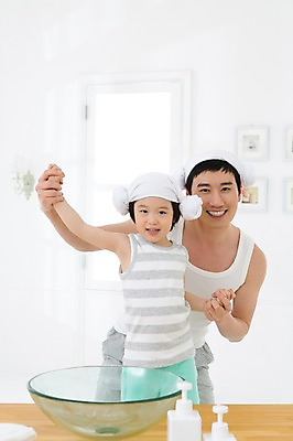 포토 JPG 스튜디오촬영 라이프스타일 남자 아들 어린이 액자 창문 가족 함께함 실내 미소 웃음 사람 동양인 소년 상반신 성인 두명 앞모습 30대 부모 수건 민소매 유치원생 한국인 욕실 자녀 가족라이프 아빠 세면대 화장실 양머리 부자지간 남자만 국내포토 뷰포인트 컨셉 상의 관계 표정 인종 내부 생활 장년 위생용품 파일형식