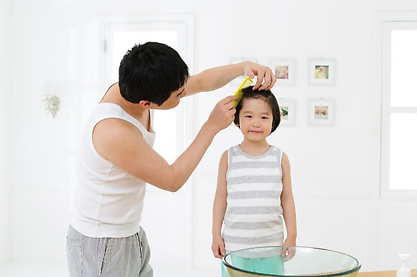 포토 JPG 스튜디오촬영 라이프스타일 남자 아들 어린이 액자 창문 가족 함께함 실내 미소 웃음 사람 동양인 소년 상반신 성인 두명 앞모습 30대 부모 민소매 유치원생 한국인 욕실 자녀 머리빗 가족라이프 아빠 세면대 화장실 부자지간 남자만 국내포토 뷰포인트 컨셉 상의 관계 표정 인종 내부 생활 장년 미용용품 파일형식