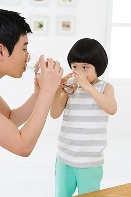 포토 JPG 스튜디오촬영 라이프스타일 남자 아들 어린이 가족 함께함 실내 들기 사람 동양인 소년 상반신 성인 두명 컵 물 30대 부모 민소매 유치원생 한국인 욕실 마시기 양치 자녀 가족라이프 아빠 씻기 세면대 화장실 부자지간 남자만 국내포토 자연요소 식기 컨셉 상의 관계 모션 인종 내부 생활 장년 청결 파일형식