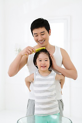 포토 JPG 스튜디오촬영 라이프스타일 남자 아들 어린이 가족 함께함 실내 미소 웃음 사람 동양인 소년 상반신 성인 두명 앞모습 30대 부모 민소매 유치원생 한국인 욕실 자녀 머리빗 가족라이프 아빠 세면대 화장실 부자지간 남자만 국내포토 뷰포인트 컨셉 상의 관계 표정 인종 내부 생활 장년 미용용품 파일형식