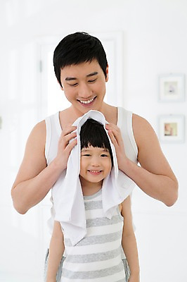 포토 JPG 스튜디오촬영 라이프스타일 남자 아들 어린이 가족 함께함 실내 미소 웃음 사람 동양인 소년 상반신 성인 두명 앞모습 30대 부모 수건 민소매 목욕 유치원생 한국인 욕실 자녀 가족라이프 아빠 화장실 부자지간 남자만 국내포토 뷰포인트 컨셉 상의 관계 표정 인종 내부 생활 장년 위생용품 청결 파일형식