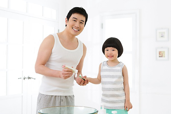 포토 JPG 스튜디오촬영 라이프스타일 남자 아들 어린이 액자 창문 가족 함께함 실내 서기 미소 웃음 들기 사람 동양인 소년 상반신 성인 두명 앞모습 30대 부모 민소매 유치원생 한국인 욕실 양치 자녀 가족라이프 아빠 칫솔 세면대 화장실 치약 부자지간 남자만 국내포토 뷰포인트 컨셉 상의 관계 모션 표정 인종 내부 생활 장년 위생용품 청결 파일형식