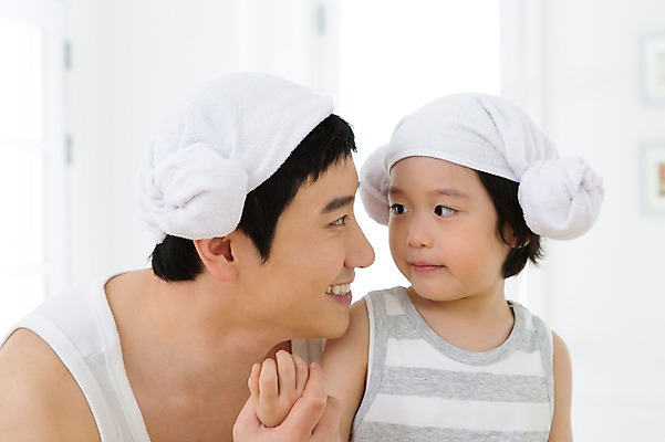 포토 JPG 스튜디오촬영 라이프스타일 남자 아들 어린이 가족 함께함 실내 미소 웃음 사람 동양인 소년 상반신 성인 두명 앞모습 30대 부모 수건 민소매 마주보기 유치원생 한국인 욕실 자녀 가족라이프 아빠 화장실 양머리 부자지간 남자만 국내포토 뷰포인트 컨셉 상의 관계 모션 표정 인종 내부 생활 장년 위생용품 파일형식