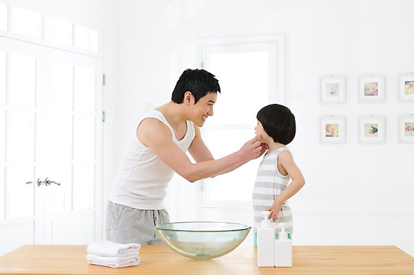 포토 JPG 스튜디오촬영 라이프스타일 남자 아들 어린이 액자 장난 창문 가족 함께함 실내 서기 미소 웃음 사람 동양인 소년 상반신 성인 두명 옆모습 30대 부모 수건 민소매 마주보기 유치원생 한국인 욕실 자녀 가족라이프 아빠 세면대 화장실 부자지간 남자만 국내포토 뷰포인트 컨셉 상의 관계 모션 표정 인종 내부 생활 장년 위생용품 파일형식