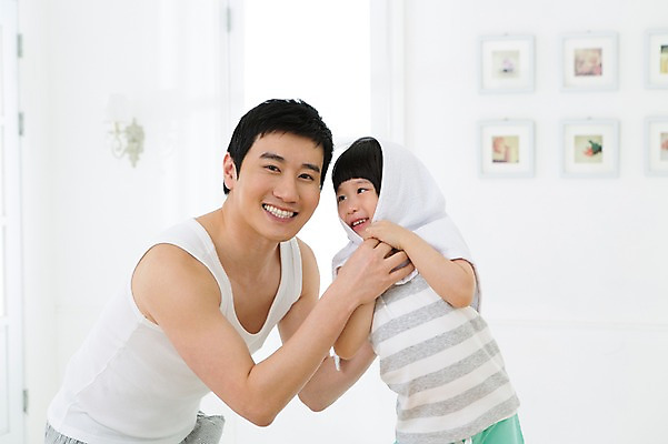 포토 JPG 스튜디오촬영 라이프스타일 남자 아들 어린이 액자 장난 창문 가족 함께함 실내 미소 웃음 사람 동양인 소년 상반신 성인 두명 30대 부모 수건 민소매 유치원생 한국인 욕실 자녀 가족라이프 아빠 화장실 부자지간 남자만 국내포토 컨셉 상의 관계 표정 인종 내부 생활 장년 위생용품 파일형식