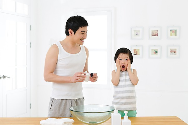 포토 JPG 스튜디오촬영 라이프스타일 남자 아들 어린이 액자 창문 가족 함께함 실내 미소 웃음 사람 동양인 소년 상반신 성인 두명 앞모습 30대 부모 수건 민소매 놀람 화장품 유치원생 한국인 욕실 자녀 가족라이프 아빠 세수 세면대 화장실 스킨 로션 부자지간 남자만 국내포토 감정 뷰포인트 컨셉 상의 관계 표정 인종 내부 생활 장년 위생용품 뷰티 청결 파일형식