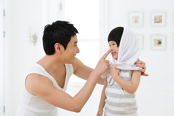 포토 JPG 스튜디오촬영 라이프스타일 남자 아들 어린이 액자 장난 창문 가족 함께함 실내 미소 웃음 사람 동양인 소년 상반신 성인 두명 옆모습 30대 부모 수건 민소매 마주보기 유치원생 한국인 욕실 자녀 가족라이프 아빠 화장실 부자지간 남자만 국내포토 뷰포인트 컨셉 상의 관계 모션 표정 인종 내부 생활 장년 위생용품 파일형식