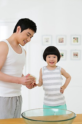 포토 JPG 스튜디오촬영 라이프스타일 남자 아들 어린이 액자 창문 가족 함께함 실내 서기 미소 웃음 들기 사람 동양인 소년 상반신 성인 두명 앞모습 30대 부모 민소매 유치원생 한국인 욕실 양치 자녀 가족라이프 아빠 칫솔 세면대 화장실 치약 부자지간 남자만 국내포토 뷰포인트 컨셉 상의 관계 모션 표정 인종 내부 생활 장년 위생용품 청결 파일형식