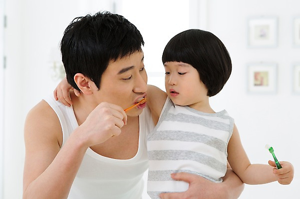 포토 JPG 스튜디오촬영 라이프스타일 남자 아들 어린이 가족 함께함 실내 들기 사람 동양인 소년 상반신 성인 두명 앞모습 30대 부모 민소매 유치원생 한국인 욕실 양치 자녀 가족라이프 아빠 칫솔 화장실 부자지간 남자만 국내포토 뷰포인트 컨셉 상의 관계 모션 인종 내부 생활 장년 위생용품 청결 파일형식