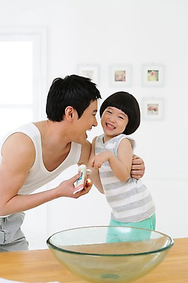 포토 JPG 스튜디오촬영 라이프스타일 남자 아들 어린이 액자 장난 창문 가족 함께함 실내 서기 미소 웃음 들기 사람 동양인 소년 상반신 성인 두명 옆모습 30대 부모 민소매 유치원생 한국인 욕실 양치 자녀 가족라이프 아빠 칫솔 세면대 화장실 치약 부자지간 남자만 국내포토 뷰포인트 컨셉 상의 관계 모션 표정 인종 내부 생활 장년 위생용품 청결 파일형식