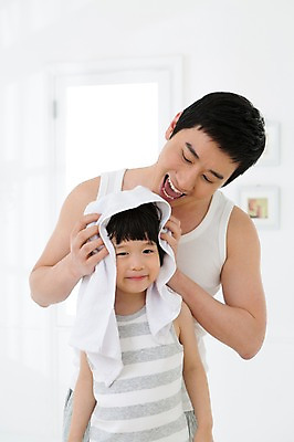 포토 JPG 스튜디오촬영 라이프스타일 남자 아들 어린이 가족 함께함 실내 미소 웃음 사람 동양인 소년 상반신 성인 두명 앞모습 30대 부모 수건 민소매 목욕 유치원생 한국인 욕실 자녀 가족라이프 아빠 화장실 부자지간 남자만 국내포토 뷰포인트 컨셉 상의 관계 표정 인종 내부 생활 장년 위생용품 청결 파일형식