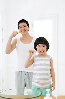 포토 JPG 스튜디오촬영 라이프스타일 남자 아들 어린이 창문 가족 함께함 실내 서기 미소 웃음 들기 사람 동양인 소년 상반신 성인 두명 앞모습 30대 부모 민소매 유치원생 한국인 욕실 양치 자녀 가족라이프 아빠 칫솔 세면대 화장실 부자지간 남자만 국내포토 뷰포인트 컨셉 상의 관계 모션 표정 인종 내부 생활 장년 위생용품 청결 파일형식