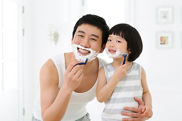 포토 JPG 스튜디오촬영 라이프스타일 남자 아들 어린이 가족 함께함 실내 미소 웃음 들기 사람 동양인 소년 상반신 성인 두명 앞모습 30대 부모 민소매 유치원생 거품 한국인 욕실 자녀 가족라이프 아빠 화장실 면도 면도기 면도크림 부자지간 남자만 국내포토 뷰포인트 컨셉 상의 관계 모션 표정 인종 내부 생활 장년 위생용품 파일형식