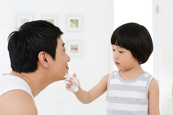 포토 JPG 스튜디오촬영 라이프스타일 남자 아들 어린이 액자 가족 함께함 실내 미소 웃음 사람 동양인 소년 상반신 성인 두명 옆모습 30대 부모 민소매 마주보기 유치원생 거품 한국인 욕실 자녀 가족라이프 아빠 화장실 바르기 면도 면도크림 부자지간 남자만 국내포토 뷰포인트 컨셉 상의 관계 모션 표정 인종 내부 생활 장년 위생용품 파일형식