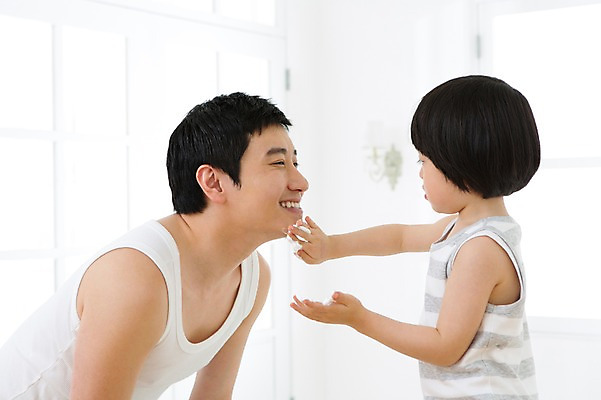 포토 JPG 스튜디오촬영 라이프스타일 남자 아들 어린이 창문 가족 함께함 실내 미소 웃음 사람 동양인 소년 상반신 성인 두명 옆모습 30대 부모 민소매 마주보기 유치원생 거품 한국인 욕실 자녀 가족라이프 아빠 화장실 바르기 면도 면도크림 부자지간 남자만 국내포토 뷰포인트 컨셉 상의 관계 모션 표정 인종 내부 생활 장년 위생용품 파일형식