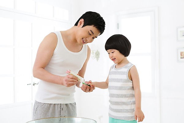 포토 JPG 스튜디오촬영 라이프스타일 남자 아들 어린이 창문 가족 함께함 실내 서기 미소 웃음 들기 사람 동양인 소년 상반신 성인 두명 30대 부모 민소매 유치원생 한국인 욕실 양치 자녀 가족라이프 아빠 칫솔 화장실 치약 부자지간 남자만 국내포토 컨셉 상의 관계 모션 표정 인종 내부 생활 장년 위생용품 청결 파일형식