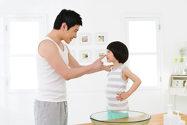 포토 JPG 스튜디오촬영 라이프스타일 남자 아들 어린이 액자 장난 창문 가족 함께함 실내 서기 미소 웃음 사람 동양인 소년 상반신 성인 두명 옆모습 30대 부모 민소매 마주보기 유치원생 한국인 욕실 자녀 가족라이프 아빠 세면대 화장실 부자지간 남자만 국내포토 뷰포인트 컨셉 상의 관계 모션 표정 인종 내부 생활 장년 파일형식