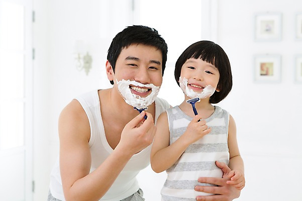 포토 JPG 스튜디오촬영 라이프스타일 남자 아들 어린이 가족 함께함 실내 미소 웃음 들기 사람 동양인 소년 상반신 성인 두명 앞모습 30대 부모 민소매 유치원생 거품 한국인 욕실 자녀 가족라이프 아빠 화장실 면도 면도기 면도크림 부자지간 남자만 국내포토 뷰포인트 컨셉 상의 관계 모션 표정 인종 내부 생활 장년 위생용품 파일형식