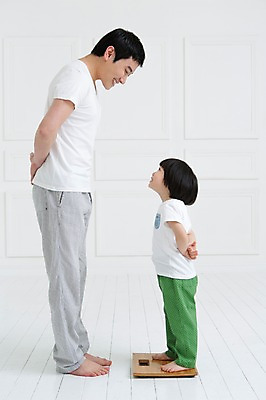 포토 JPG 스튜디오촬영 전신 라이프스타일 남자 아들 어린이 가족 함께함 실내 서기 미소 웃음 사람 동양인 소년 성인 두명 옆모습 30대 부모 마주보기 화목 유치원생 한국인 육아 성장 자녀 가족라이프 아빠 몸무게 뒷짐 체중계 소통 부자지간 남자만 싱글대디 한부모가족 국내포토 뷰포인트 컨셉 관계 모션 표정 인종 내부 생활 장년 파일형식