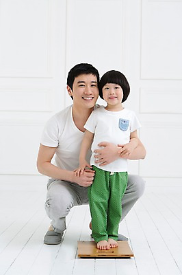 포토 JPG 스튜디오촬영 전신 라이프스타일 남자 아들 어린이 가족 안기 함께함 실내 서기 미소 웃음 사람 앉기 동양인 소년 성인 두명 앞모습 30대 부모 화목 유치원생 한국인 육아 성장 자녀 가족라이프 아빠 몸무게 체중계 소통 부자지간 남자만 싱글대디 한부모가족 국내포토 뷰포인트 컨셉 관계 모션 표정 인종 내부 생활 장년 파일형식