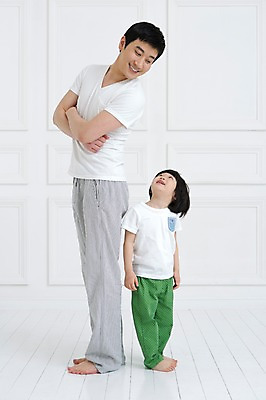 포토 JPG 스튜디오촬영 전신 라이프스타일 남자 아들 어린이 가족 함께함 실내 서기 미소 웃음 사람 동양인 소년 성인 두명 옆모습 30대 부모 마주보기 팔짱 화목 유치원생 한국인 육아 성장 등맞대기 자녀 가족라이프 아빠 소통 부자지간 남자만 싱글대디 한부모가족 국내포토 뷰포인트 컨셉 관계 모션 표정 인종 내부 생활 장년 파일형식