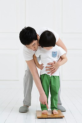 포토 JPG 스튜디오촬영 전신 라이프스타일 남자 아들 어린이 가족 함께함 실내 서기 사람 동양인 손짓 소년 성인 두명 앞모습 30대 부모 화목 유치원생 한국인 육아 성장 자녀 가리킴 가족라이프 아빠 몸무게 체중계 소통 부자지간 남자만 내려보기 싱글대디 한부모가족 국내포토 뷰포인트 컨셉 관계 모션 인종 내부 생활 장년 파일형식