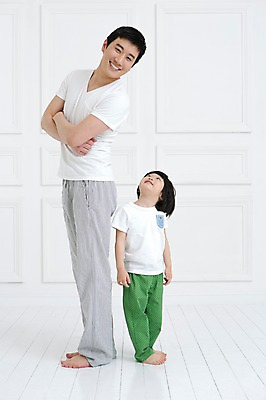 포토 JPG 스튜디오촬영 전신 라이프스타일 남자 아들 어린이 가족 함께함 실내 서기 미소 웃음 사람 동양인 소년 성인 두명 옆모습 30대 부모 팔짱 화목 유치원생 한국인 육아 성장 등맞대기 자녀 가족라이프 아빠 소통 부자지간 남자만 싱글대디 한부모가족 국내포토 뷰포인트 컨셉 관계 모션 표정 인종 내부 생활 장년 파일형식