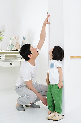 포토 JPG 스튜디오촬영 전신 라이프스타일 남자 아들 어린이 인형 가구 가족 열쇠 함께함 실내 줄자 실내화 서기 사람 앉기 동양인 소년 성인 두명 30대 부모 꽃병 화목 유치원생 한국인 육아 올려보기 성장 자녀 기둥 가족라이프 아빠 키_신체 키재기 소통 부자지간 남자만 싱글대디 한부모가족 국내포토 건축 꽃 생활용품 신발 컨셉 신체 관계 모션 자 인종 내부 생활 장년 측정 파일형식