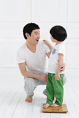 포토 JPG 스튜디오촬영 전신 라이프스타일 남자 아들 어린이 가족 함께함 실내 서기 미소 웃음 사람 앉기 동양인 소년 성인 두명 30대 부모 마주보기 화목 유치원생 한국인 육아 성장 자녀 가족라이프 아빠 몸무게 체중계 소통 부자지간 남자만 싱글대디 한부모가족 국내포토 컨셉 관계 모션 표정 인종 내부 생활 장년 파일형식