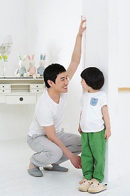 포토 JPG 스튜디오촬영 전신 라이프스타일 남자 아들 어린이 인형 가구 가족 열쇠 함께함 실내 줄자 실내화 서기 미소 웃음 사람 앉기 동양인 소년 성인 두명 30대 부모 마주보기 꽃병 화목 유치원생 한국인 육아 성장 자녀 기둥 가족라이프 아빠 키_신체 키재기 소통 부자지간 남자만 싱글대디 한부모가족 국내포토 건축 꽃 생활용품 신발 컨셉 신체 관계 모션 표정 자 인종 내부 생활 장년 측정 파일형식