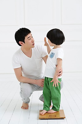 포토 JPG 스튜디오촬영 전신 라이프스타일 남자 아들 어린이 가족 함께함 실내 서기 사람 앉기 동양인 소년 성인 두명 30대 부모 마주보기 화목 유치원생 한국인 육아 성장 자녀 가족라이프 아빠 몸무게 체중계 소통 부자지간 남자만 싱글대디 한부모가족 국내포토 컨셉 관계 모션 인종 내부 생활 장년 파일형식