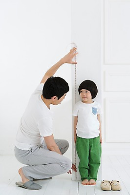 포토 JPG 스튜디오촬영 전신 라이프스타일 남자 아들 어린이 가족 열쇠 함께함 실내 줄자 실내화 서기 사람 앉기 동양인 소년 성인 두명 앞모습 옆모습 30대 부모 화목 유치원생 한국인 육아 성장 자녀 기둥 가족라이프 아빠 키_신체 키재기 소통 부자지간 남자만 싱글대디 한부모가족 국내포토 건축 뷰포인트 신발 컨셉 신체 관계 모션 자 인종 내부 생활 장년 측정 파일형식