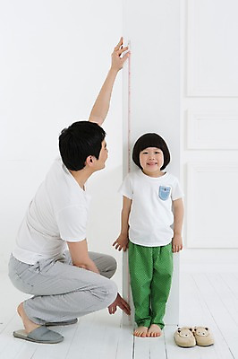 포토 JPG 스튜디오촬영 전신 라이프스타일 남자 아들 어린이 가족 열쇠 함께함 실내 줄자 실내화 서기 미소 웃음 사람 앉기 동양인 소년 성인 두명 앞모습 옆모습 30대 부모 화목 유치원생 한국인 육아 성장 자녀 기둥 가족라이프 아빠 키_신체 키재기 소통 부자지간 남자만 싱글대디 한부모가족 국내포토 건축 뷰포인트 신발 컨셉 신체 관계 모션 표정 자 인종 내부 생활 장년 측정 파일형식